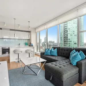  Apartment Unbeatable Downtown Experience- Walk To Bars, Casino, Stampede & Saddledome Bonus Banff Pass, Parking & Wine!