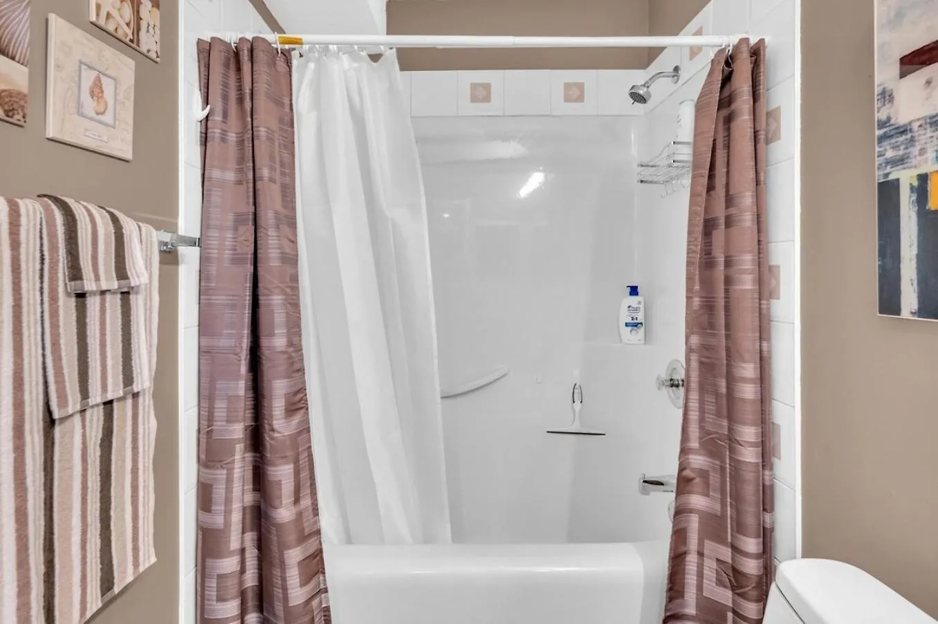 52-3 Bed Suite On Lake Central Ac By Airport YYC 아파트