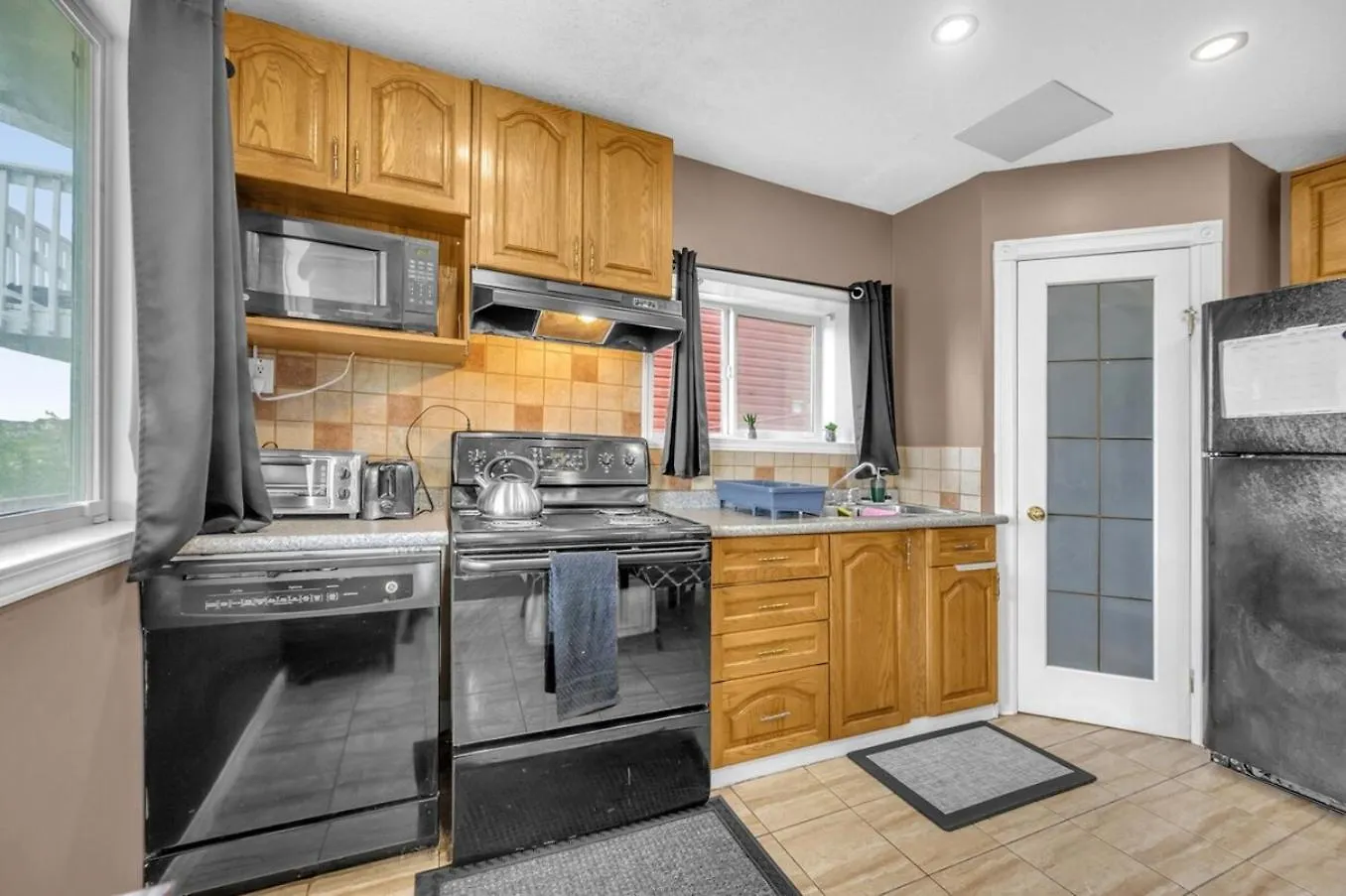 Apartment 52-3 Bed Suite On Lake Central Ac By Airport Calgary Canada